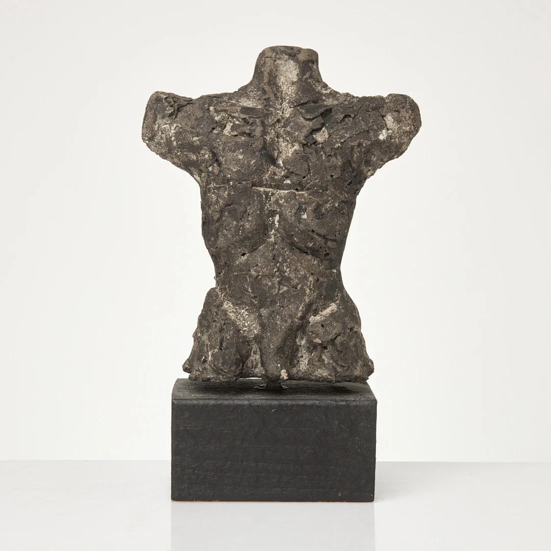 FRANK OLSSON. SKULPTUR. Torso, svart konstmassa, på träsockel, undertill signerad och numrerad 155/200. — Sculptures & Bronzes — Stockholms Auktionsverk Sickla