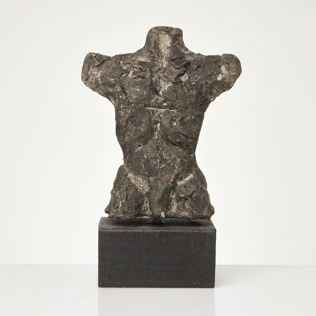 FRANK OLSSON. SKULPTUR. Torso, svart konstmassa, på träsockel, undertill signerad och numrerad 155/200.