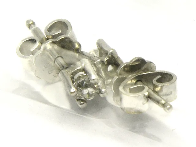Örhängen 2st. 14K 1,5g, vitguld, med diamanter 1xca.0,16ct 1xca.0,12ct