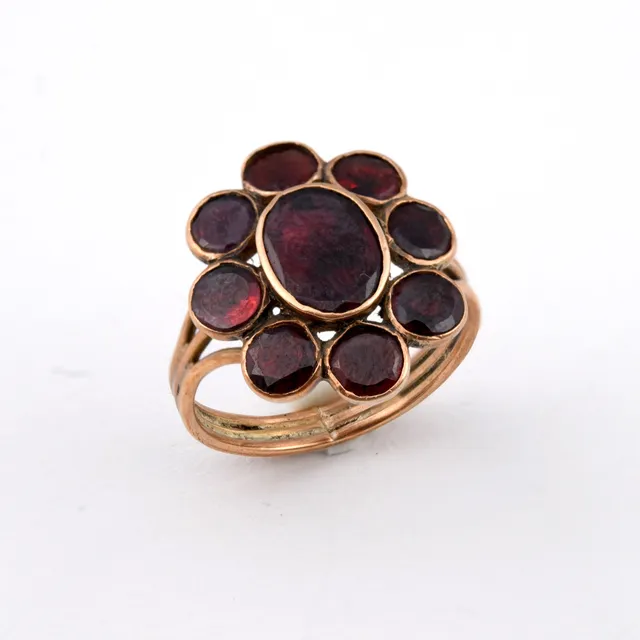 A GEORGIAN GARNET CLUSTER RING.