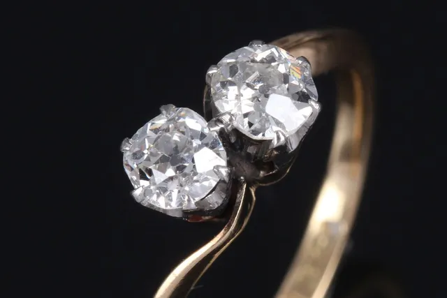 Cross-over diamantring af 18 kt. guld og platin med to Old European cut diamanter, i alt ca. 0.68 ct. Lille ringstr. 50/16