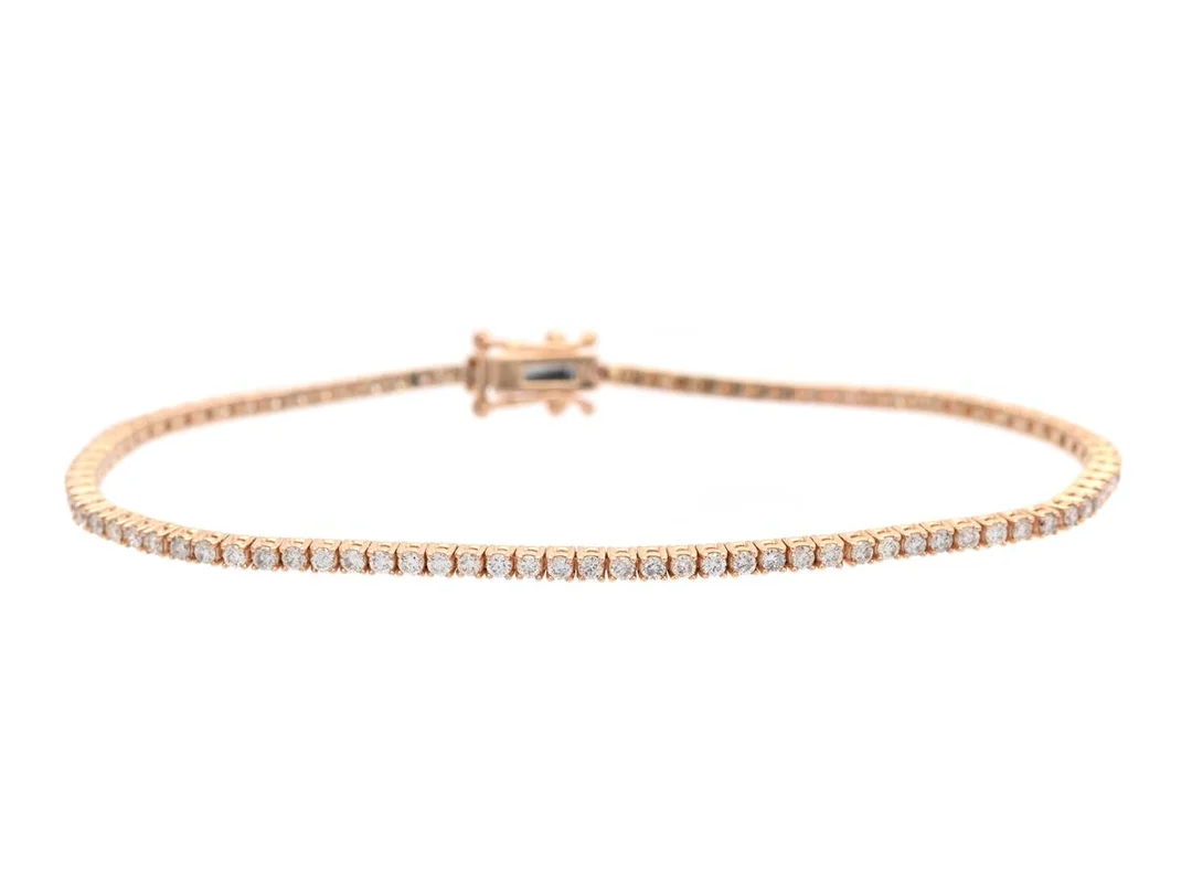 TENNISARMBAND, 18K roséguld, 93 briljantslipade diamanter ca 1,30 ctv, ca TW-Cr(G-J)/SI-P, längd 17,5 cm, vikt 6,2 g, några diamanter med nagg. — Smycken/Tennisarmband — Kaplans