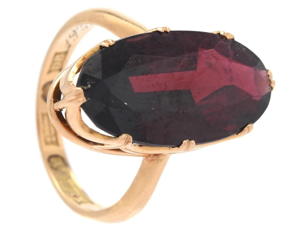 RING, 18K guld, fasetterad granat, K M Erlandsson, Ystad 1930, stl 17 mm, vikt 5,5 g, gravyr. — Smycken/Ring — Kaplans