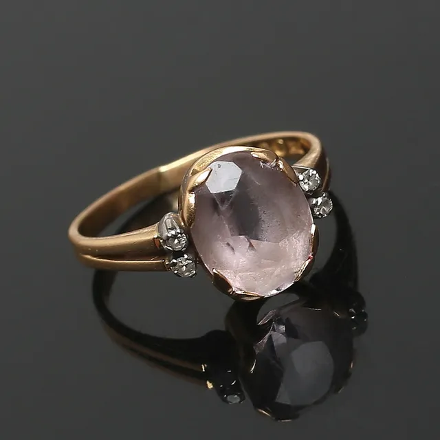 RING, 18K med rosenkvarts och diamanter, ca 0,02 ctv, John Petterson, Stockholm 1961.