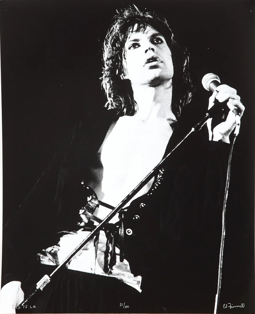 ED FINNELL (USA/SVERIGE, FÖDD 1956). Mick Jagger, The Rolling Stones, ''Tour of the Americas'', Los Angeles, 13 juli, 1975, signerad Ed Finnell, numrerad 31/50, analogt darkroom made silvergelatin fotografi, ilford multigrade v rc-papper. — Photography — Stockholms Auktionsverk Sickla