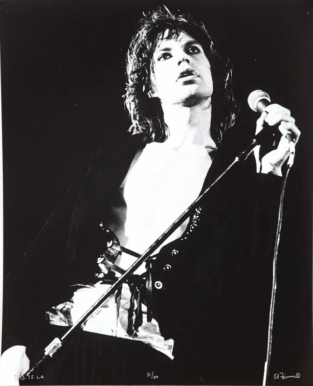 ED FINNELL (USA/SVERIGE, FÖDD 1956). Mick Jagger, The Rolling Stones, ''Tour of the Americas'', Los Angeles, 13 juli, 1975, signerad Ed Finnell, numrerad 31/50, analogt darkroom made silvergelatin fotografi, ilford multigrade v rc-papper.