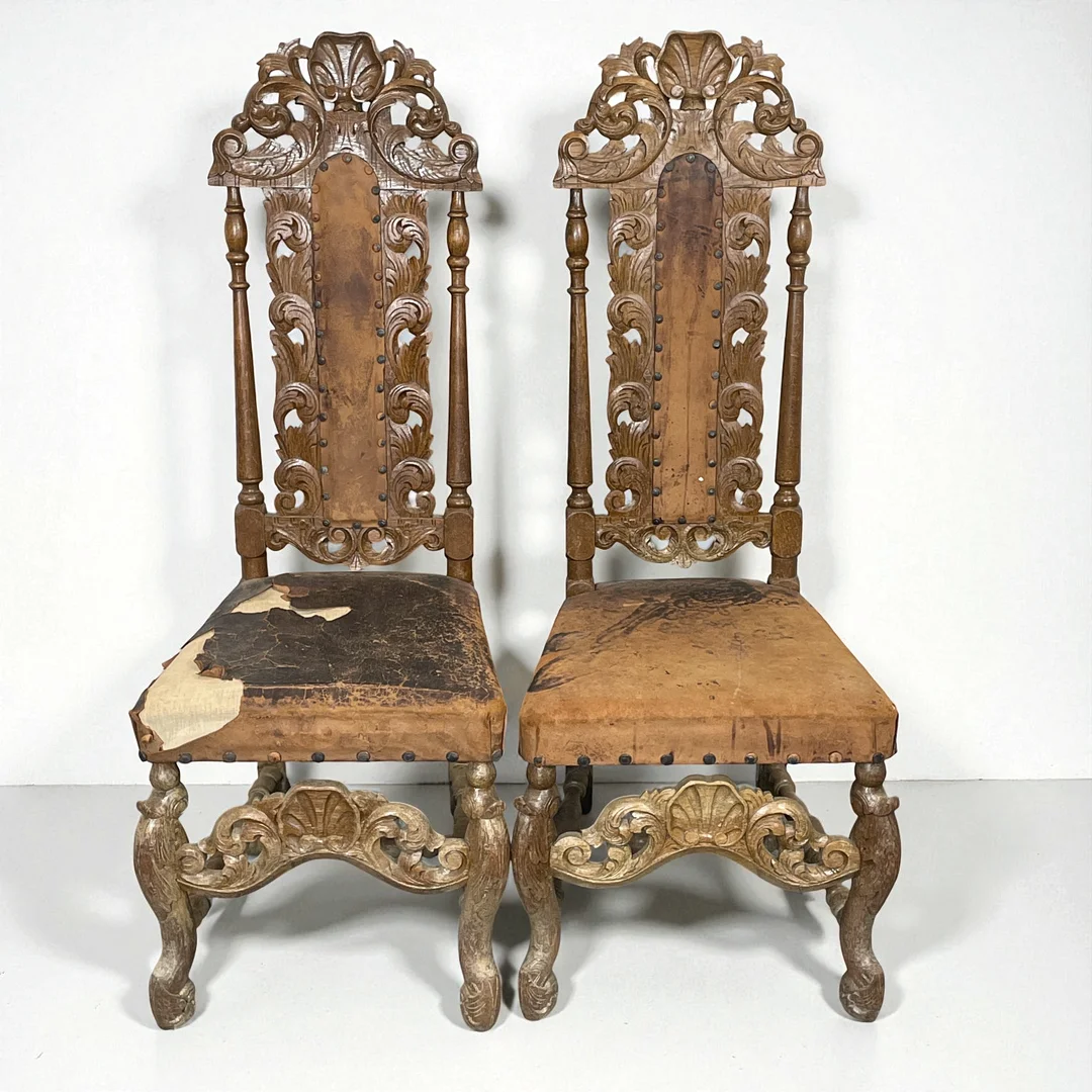 STOLAR, ett par. Barockstil, snidad ek med skinnklädsel, tidigt 1900-tal. — Armchairs & Chairs — Roslagens Auktionsverk