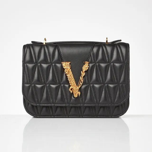 GIANNI VERSACE. Handväska, svart skinn, dekor med ett V i gulmetall, två innerfack, avtagbar axelband, märkt VERSACE MADE IN ITALY.
