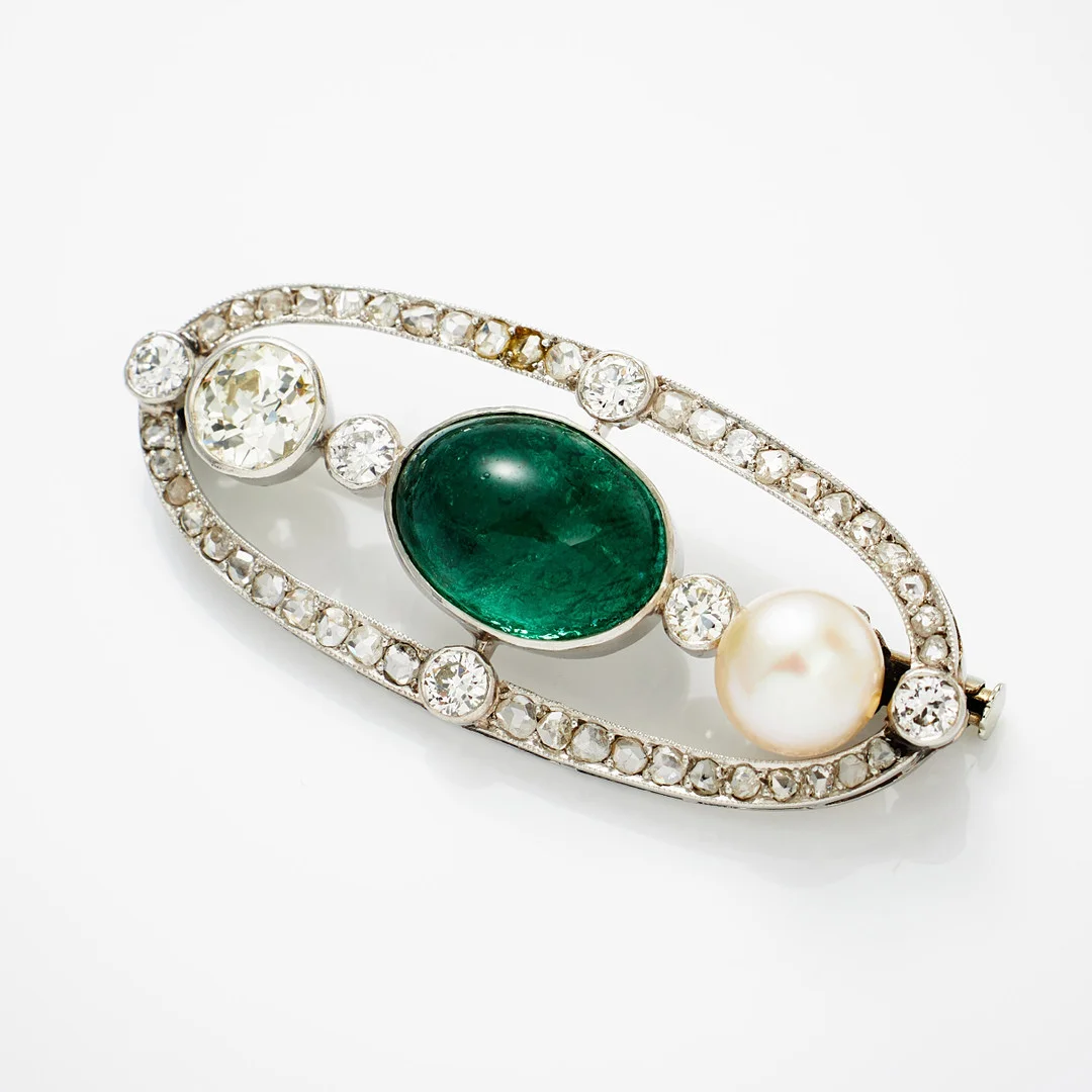 BROOCH, 18k white gold, 1 cabochon-cut emerald, approx. 5.11 cts, 1 white cultured saltwater pearl, approx. 7.39 mm, 1 old european cut diamond, approx. 0.55 cts, quality LY/SI, Erik Thomasson's Guld-& Juvelfirma, Stockholm 1943. — Brooches & Pendants — Stockholms Auktionsverk Fine Art