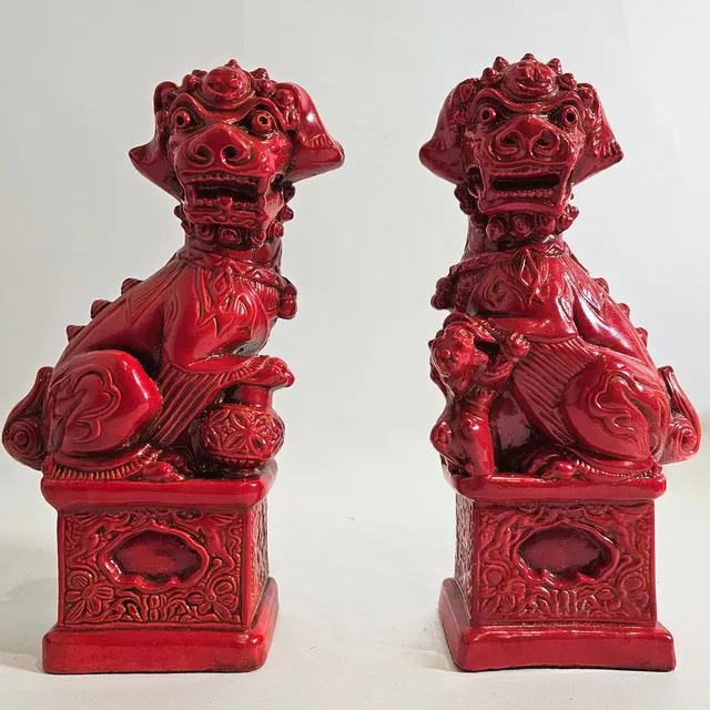 PAREJA DE PERROS FOO EN YESO PATINADO ROJO.