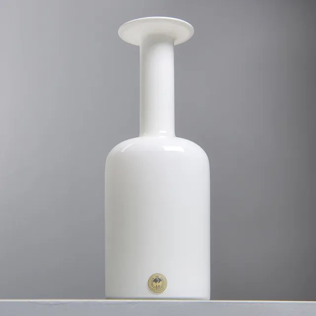 OTTO BRAUER. Flaska/vas, opalglas, Holmegaard, Danmark.