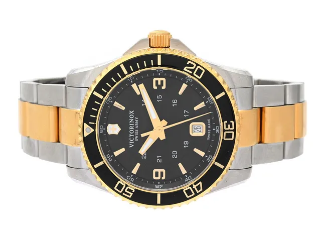 VICTORINOX, Swiss Army, Maverick, Serie nr. 190342331, Ref nr. V241824, herrur, 43 mm, bicolour, quartz, safirglas, datum, originallänk, viklås, cert, januari 2025, box, ytterkartong.