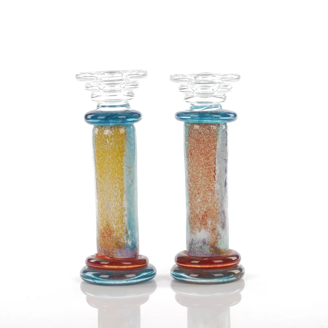 KJELL ENGMAN. Ljusstakar, ett par, "Cancan", konstglas, Kosta Boda, signerade. — Candlesticks — Auktionsfirma Kenneth Svensson i Kalmar