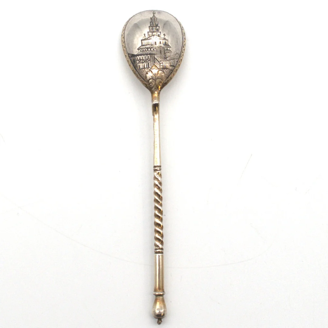 ZARISTISCHER RUSSISCHER 875 SILBER/84 ZOLOTNIKI LÖFFEL, NIELLO-DEKORATION, ANSICHT VON MOSKAUER KATHEDRALE, VERGOLDET, MOSKAU, DATIERT 1892. — Silver — Kunst- und Auktionshaus Kleinhenz