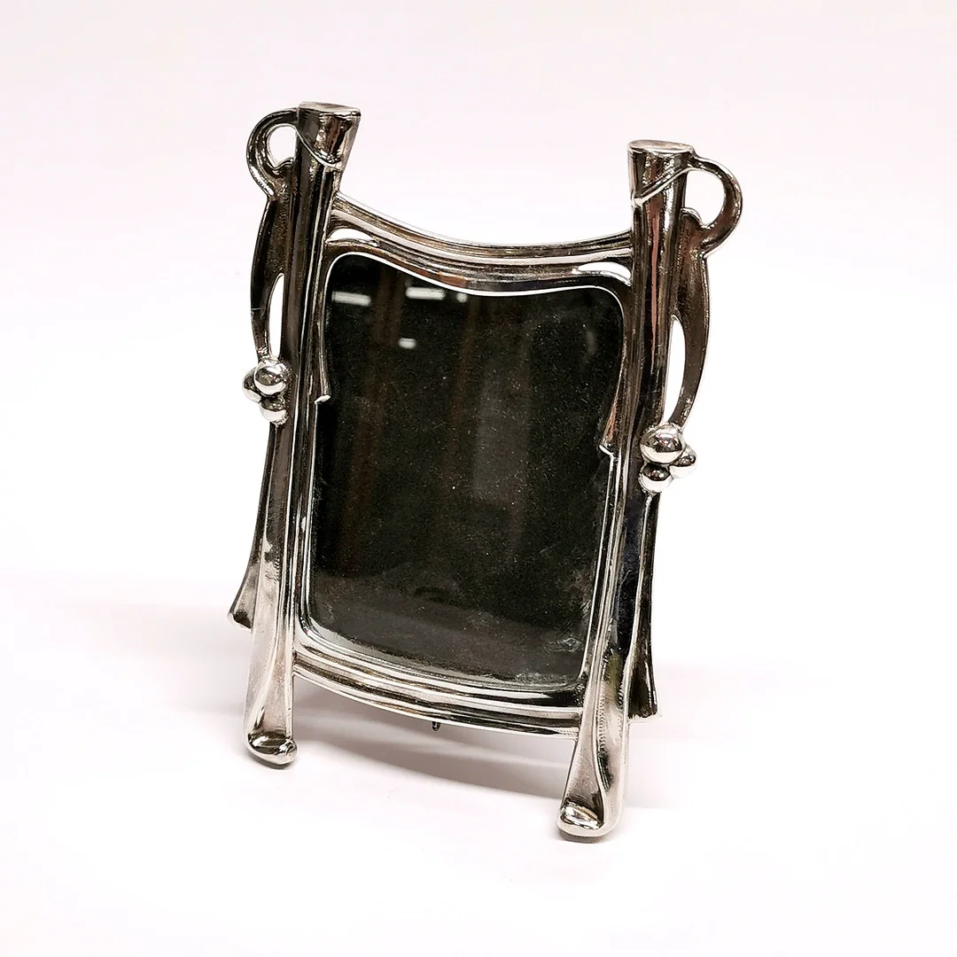 ARTS & CRAFTS STYLE SILVER PHOTOGRAPH FRAME. — Other metals — Chalkwell Auctions