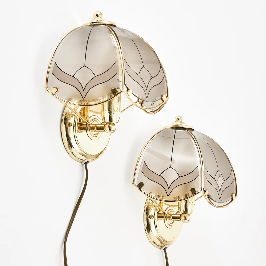 VÄGGLAMPOR, ett par, Je Fassung, Tyskland, märkta, mässing och bemålat glas, 1970-tal. — Wall Lights — Stockholms Auktionsverk Magasin 5