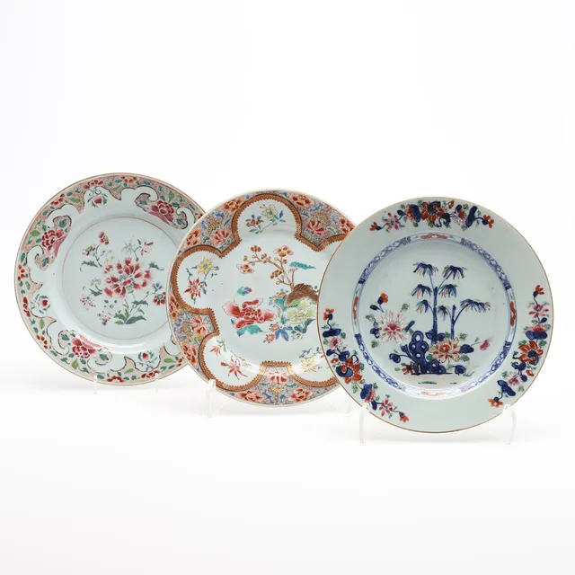 TALLRIKAR, 3 ST, Kina, porslin med emaljmåleri, famille rose, Qianlong, 1700-tal.