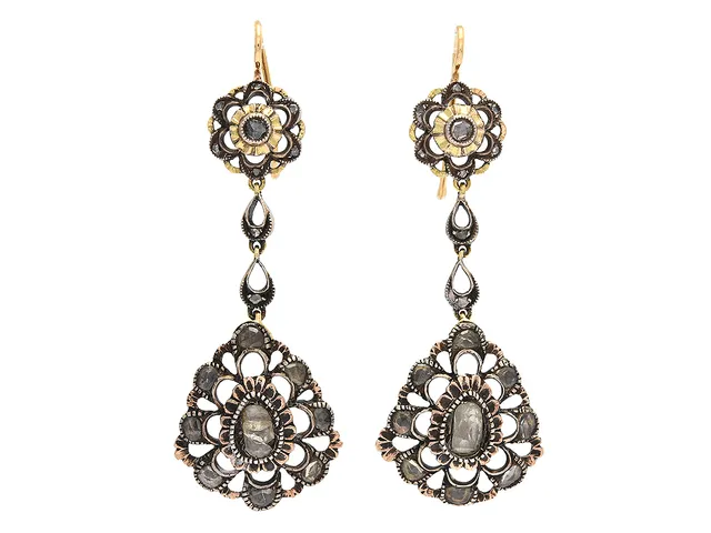 ÖRHÄNGEN, silver/18K guld, rosenslipade diamanter, krokar, höjd 5,7 cm, vikt 9,6 g, en diamant är skadad.