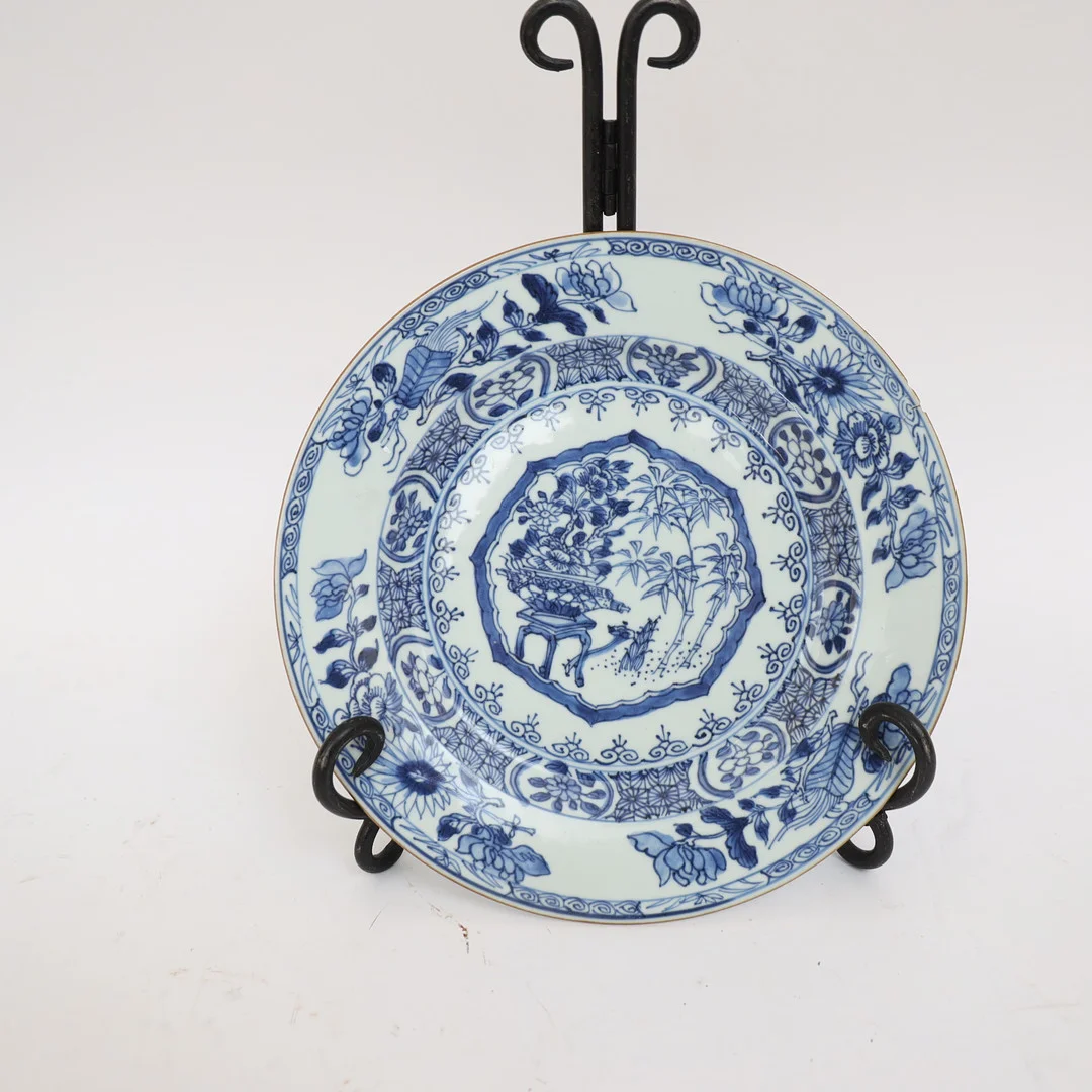 TALLRIKA, kina 1700-tal, med underglasyr blå dekor. — Ceramics & Porcelain — Falun Auktionsbyrå
