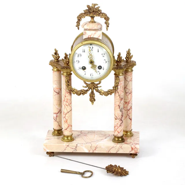 BORDSPENDYL, sten och förgylld metall, Louis XVI-stil, 18/1900-tal.
