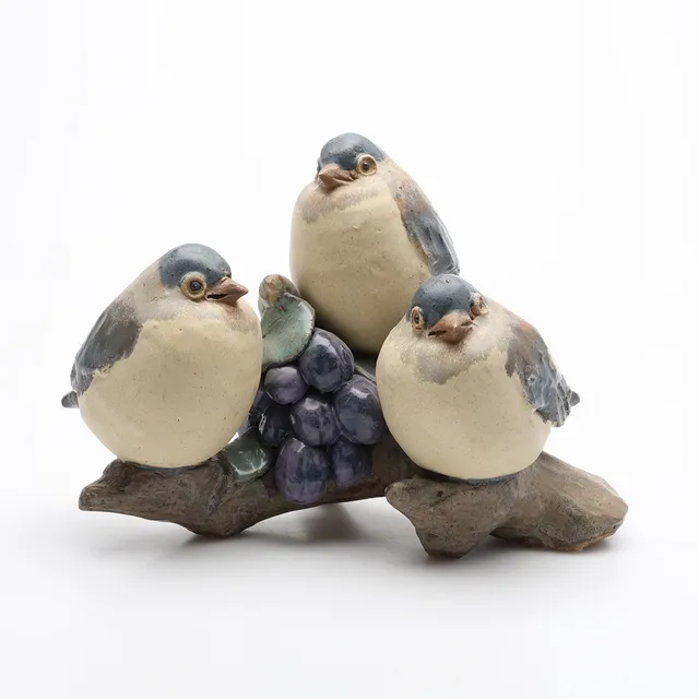 GUNNAR HANSSON. SKULPTUR I GLASERAT STENGODS, TRE FÅGLAR PÅ PLOMMONKVIST, SIGNERAD.