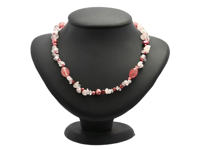 COLLIER, färgade odlade sötvattenspärlor, trumlad rosenkvarts, fasetterat glas, längd 65 cm.