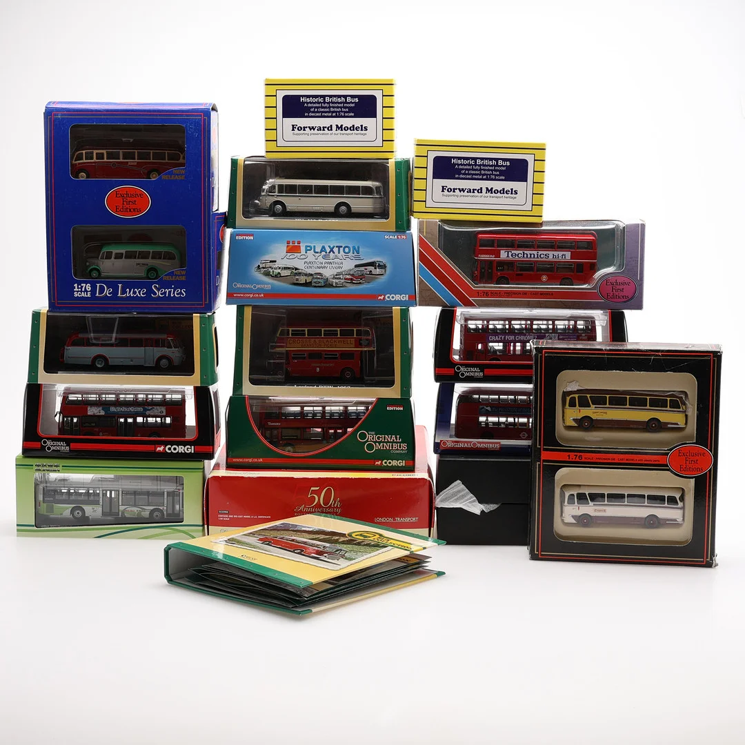MODELLBILAR/BUSSAR, 13 STYCKEN SAMT 3 SET, SKALA 1:76. — Model cars — Crafoord Auktioner Lund