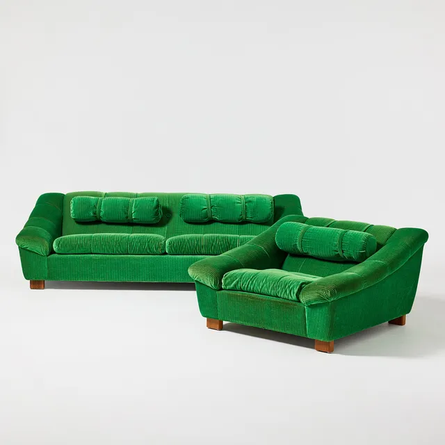 BRÖDERNA ANDERSSON. "Svävaren", soffa och fåtölj, 1970-tal, klädda i grönt manchestertyg, ben i valnöt.