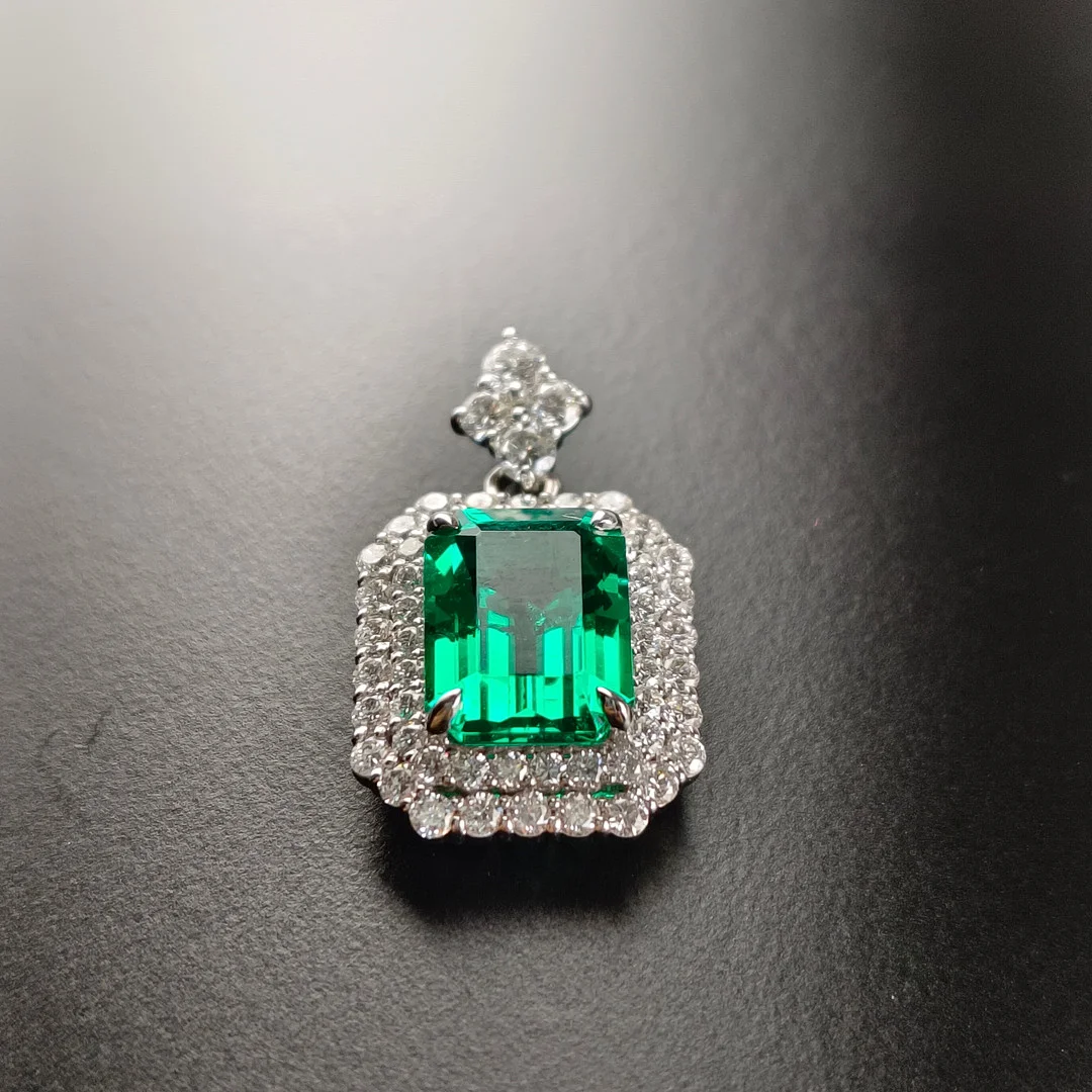 - Smaragdanhänger mit Diamanten - Weißgold (18K), 2,27 ct. — Brooches & Pendants — Auktionshaus Blank