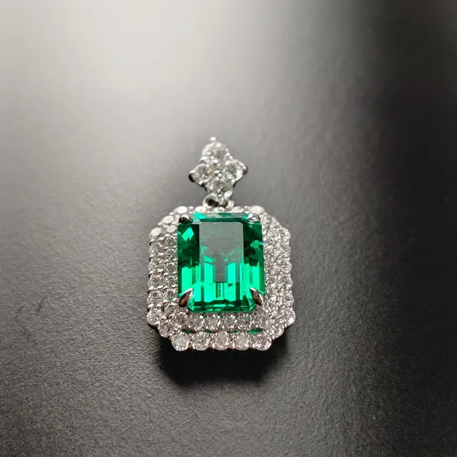 - Smaragdanhänger mit Diamanten - Weißgold (18K), 2,27 ct.