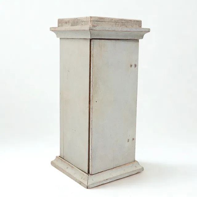 PELARSKÅP, Gustavianskt 1700-1800-tal, gråmålat, med en dörr.