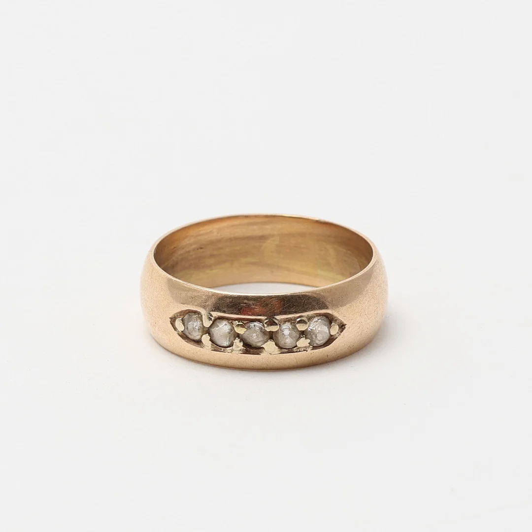 RING, guld 18K med fem vita stenar. — Rings — Uppsala Auktionskammare