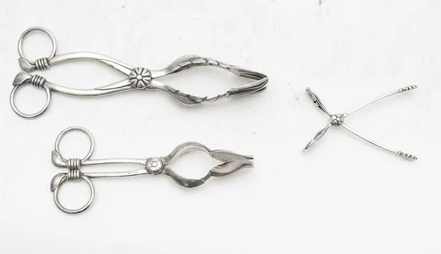 JAUME MERCADÉ. Three service tongs.