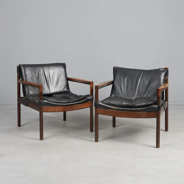 GUNNAR MYRSTRAND. IM STIL VON. Paar Sessel / Lounge Chairs, Teak, Leder, 1960er Jahre. (2).