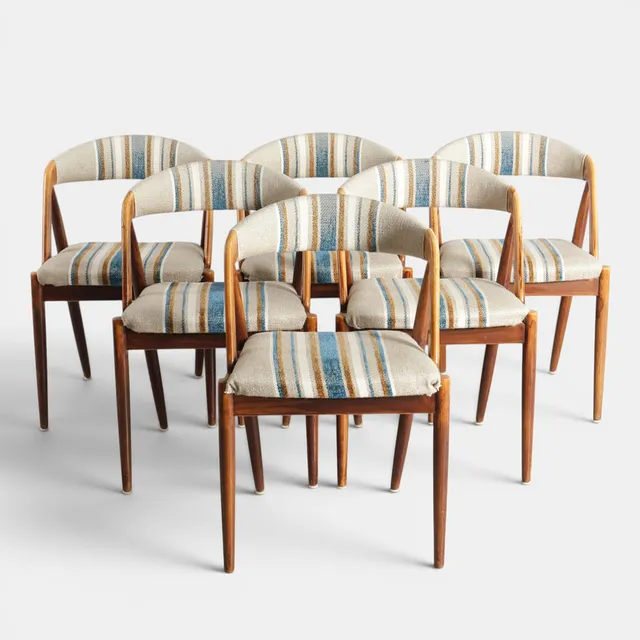 KAI KRISTIANSEN. Sæt på seks spisestole med stel af eg, kopstykke og sæde betrukket med uld. Formgivet i 1956. Fremstillet hos Schou Andersen Møbelfabrik, model '31' (6).