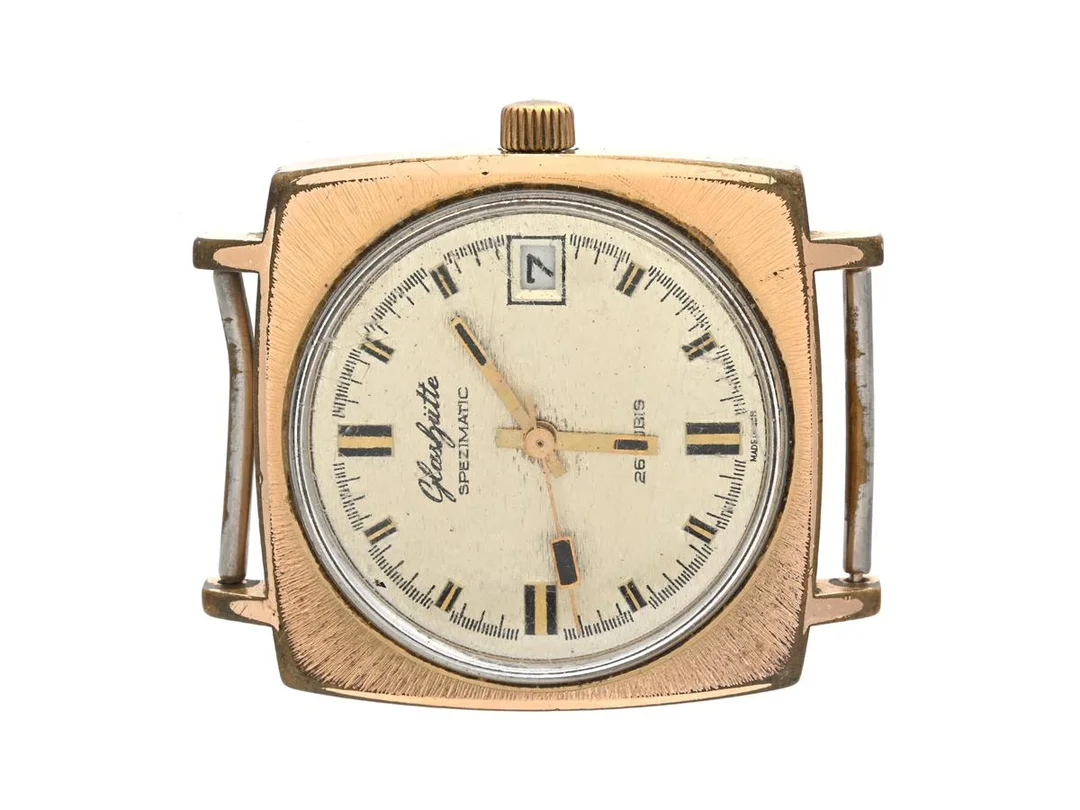 GLASHÜTTE, Spezimatic, herrur, 34,5 x 34,5 (42,5) mm, doublé (delvis bortnött), automatisk, plexiglas, datum, skadad urtavla, ca 1970. — Klockor/Glashütte — Kaplans