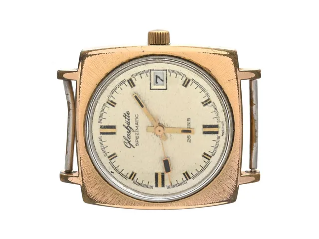 GLASHÜTTE, Spezimatic, herrur, 34,5 x 34,5 (42,5) mm, doublé (delvis bortnött), automatisk, plexiglas, datum, skadad urtavla, ca 1970.