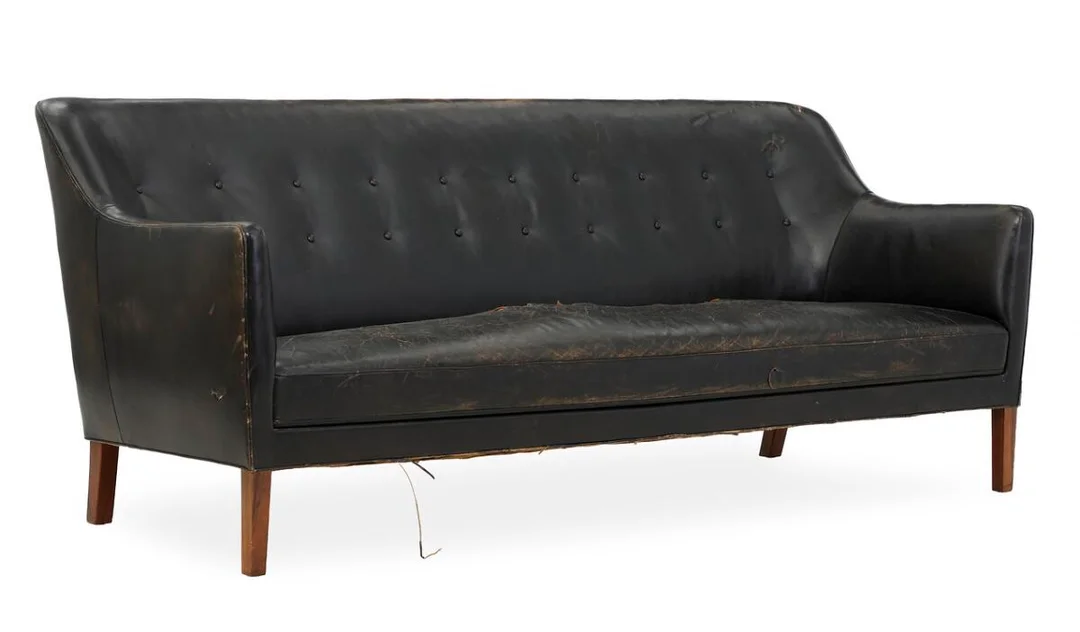 Fritstående tre-personers sofa med runde ben af rosewood. Sæde, sider samt dybthæftet ryg sort skind. Udført 1950'erne hos snedkermester Jacob Kjær. L. 210. — Modern Furniture — Bruun Rasmussen