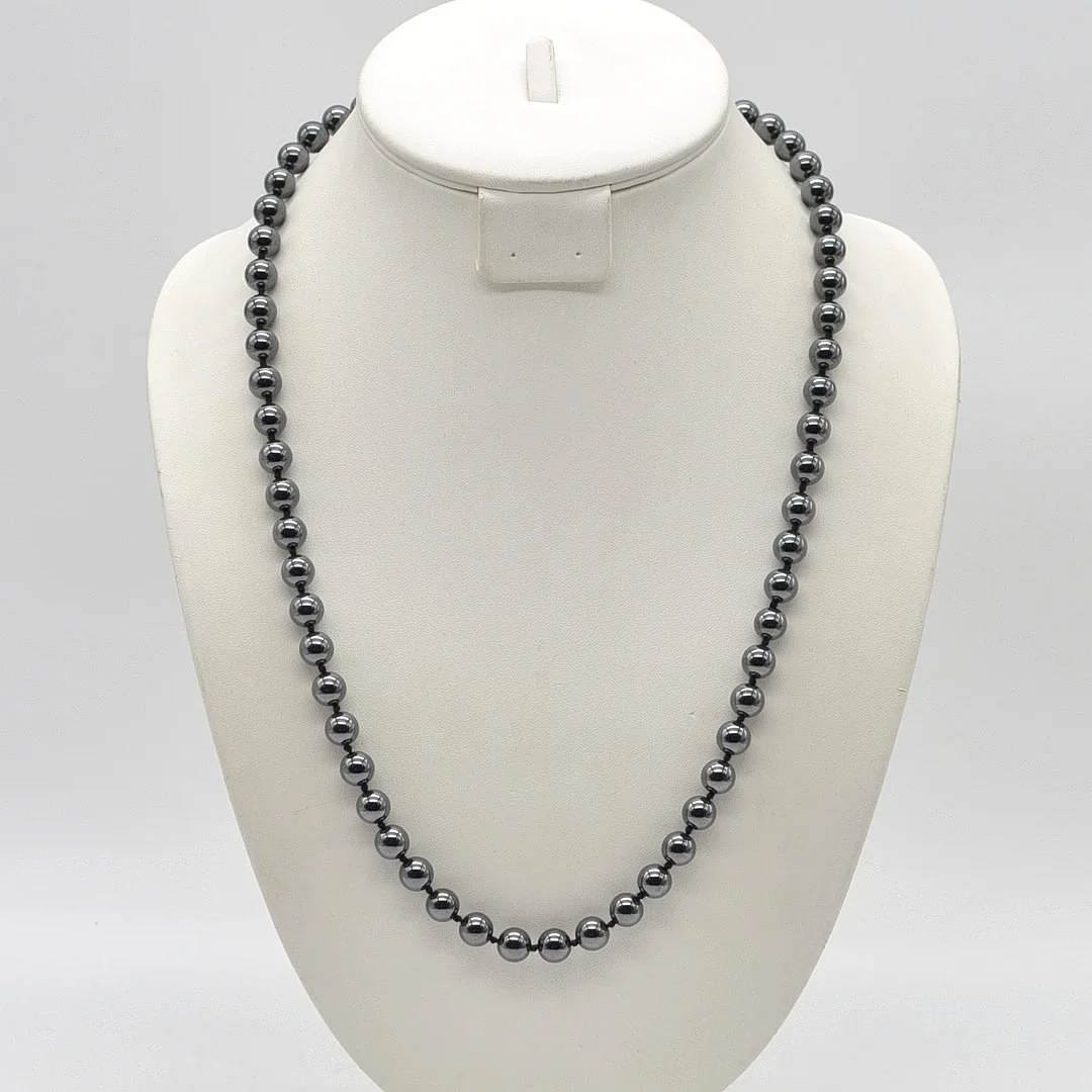 PERLENCOLLIER AUS HÄMATIT, POLIERTE PERLEN, VERGOLDETER VERSCHLUSS, UM 1950, CA. 62 CM. — Necklace — Kunst- und Auktionshaus Kleinhenz