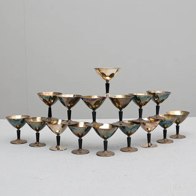 FOLKE ARSTRÖM. Cocktailglas, 16 st, GAB, Stockholm, 1930/40-tal, nysilver och bakelit.