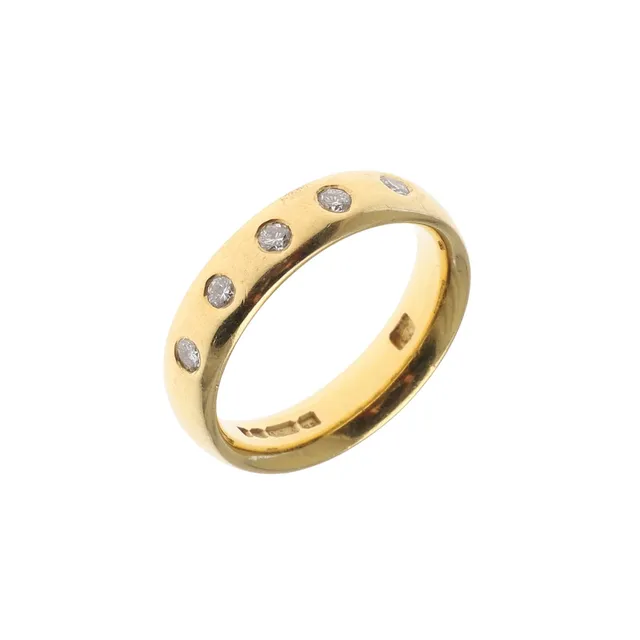 A DIAMOND AND 18CT GOLD GYPSY RING.