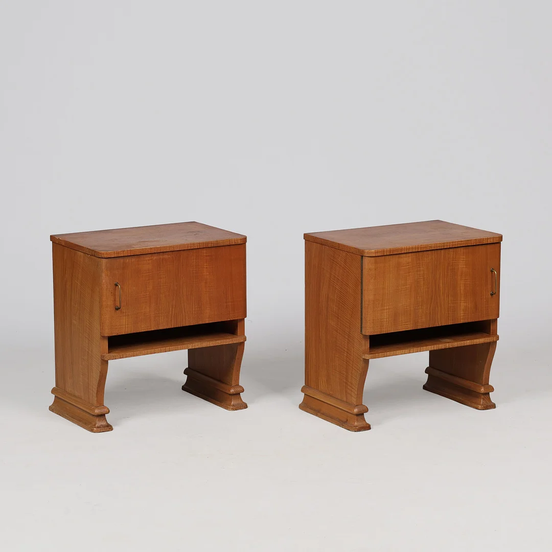 Et par sengeborde af lyst træ og messing, antageligt dansk snedkermester, Nordisk Art Deco, 1930/40'erne, (2). — Cupboards, Cabinets & Shelves — Palsgaard Kunstauktioner