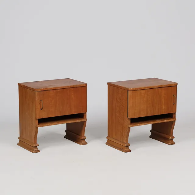 Et par sengeborde af lyst træ og messing, antageligt dansk snedkermester, Nordisk Art Deco, 1930/40'erne, (2).