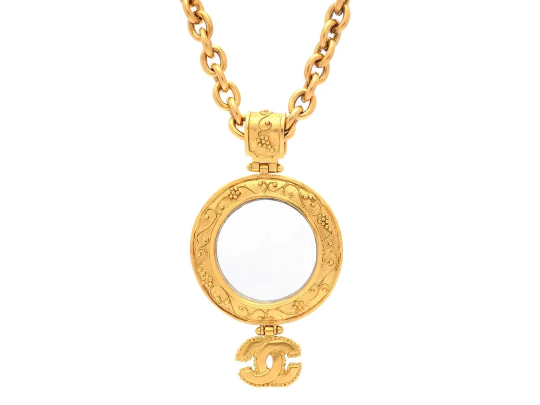 COLLIER, CHANEL, guldfärgad kedja, hänge med förstoringsglas, längd 80cm, hänge 8 cm, plakett, smyckespåse. — Smycken/Collier — Kaplans