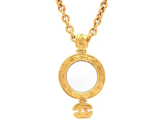 COLLIER, CHANEL, guldfärgad kedja, hänge med förstoringsglas, längd 80cm, hänge 8 cm, plakett, smyckespåse.