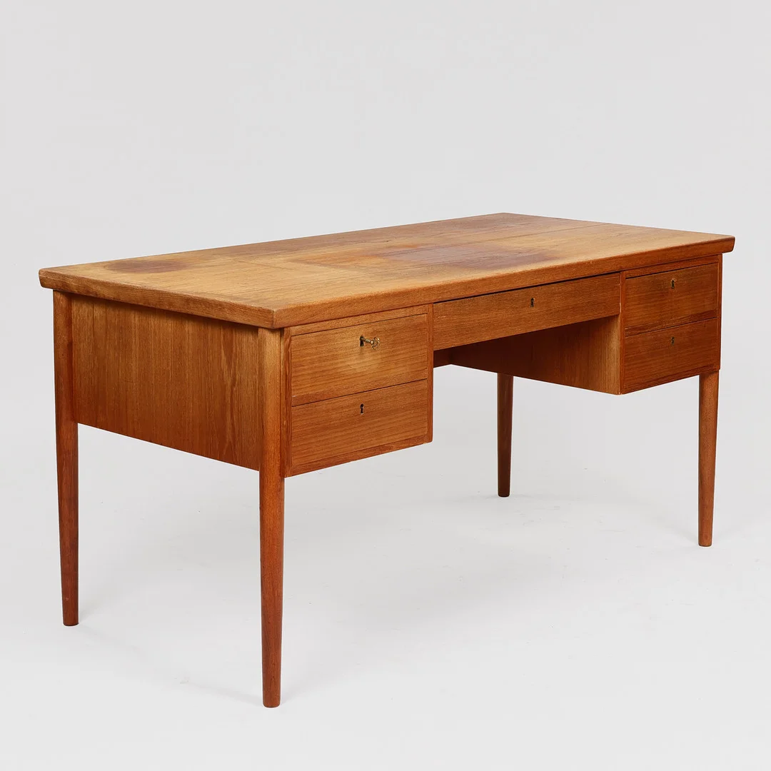 DANSK MØBELDESIGN. Fritstående skrivebord af teak, front med fem skuffer, dansk møbelproducent, 1950/1960'erne. — Desks — Palsgaard Kunstauktioner