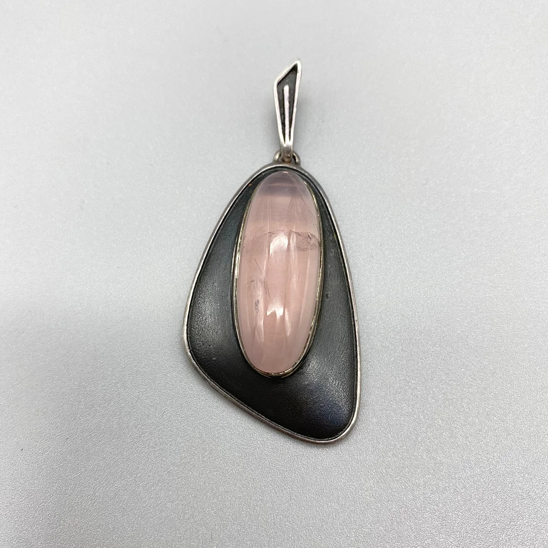 DUNKLES DESIGNERANHÄNGER AUS 935 SILBER MIT ROSENQUARZ, UM 1950. — Brooches & Pendants — Kunst- und Auktionshaus Kleinhenz