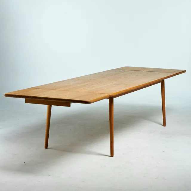 JONAS LINDVALL, ''Miss Holly'', matbord, för Stolab, massiv ek, med två iläggsskivor.