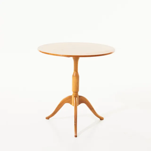 CARL MALMSTEN. Soffbord, skiva fanerad i mahogny, tredelad fot, brännmärkt CM.