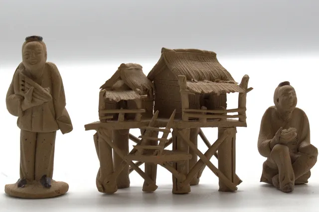 SET AUS DREI CHINESISCHEN MINIATURFIGUREN，HANDGEFERTIGTE VOLKSKUNST, UM 1970, CHINA.